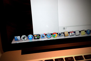 biale plamy MacBook Pro z ekranem Retina