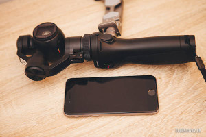 nowa kamera 4K Osmo z gimbalem obok telefonu iPhone 6